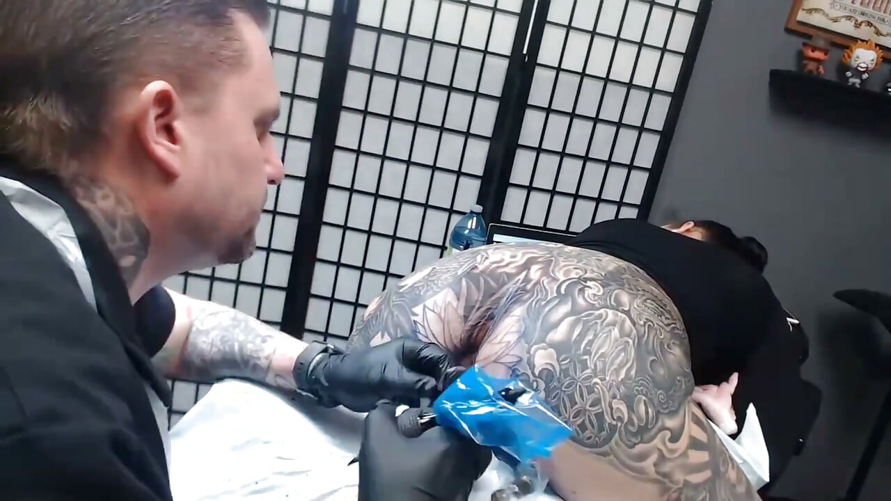 Se faire tatouer le trou du cul pendant 4,5 heures