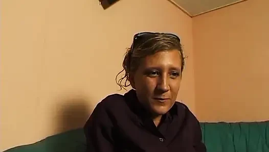 Küçük memeli sarışın oyuncu seçmelerinde amını ovuyor ve parmaklıyor