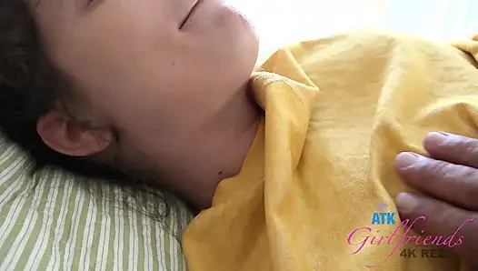 Gia Paige yarağını emiyor, sigara içiyor ve dölleniyor