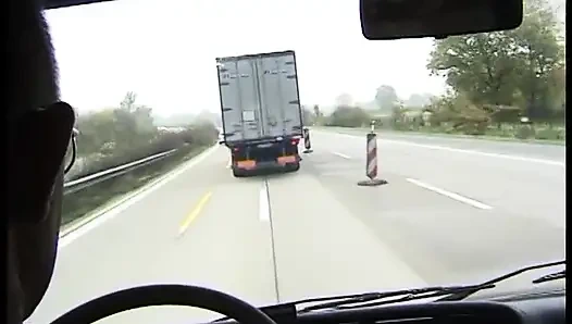 Sarışın genç kız üçlü grup sekste arabada sikiliyor