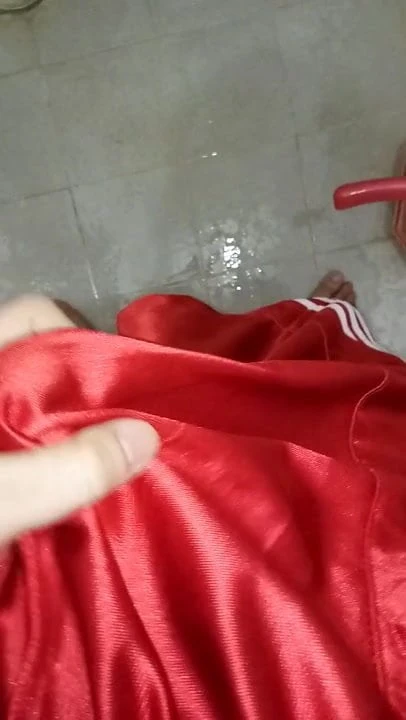 穿着缎面闪亮拳击手卡明