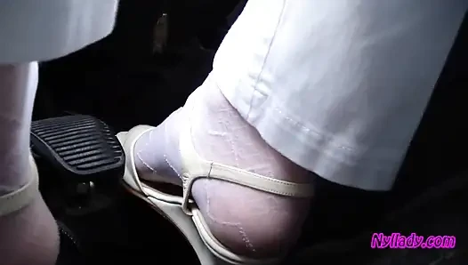 Nyllady fährt in wohnungen und wechselt ihre abgespritzten Füße in Sandalen