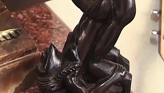 Fransız hatun yarağını memnun etmeden önce erkeğinin götünü yalamayı seviyor