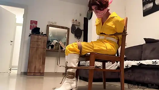 Cosplay April O'neil Dikurung Di Kursi