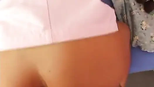 Gadis imut membentuk bentuk masturbasi untuk mengisap kontol