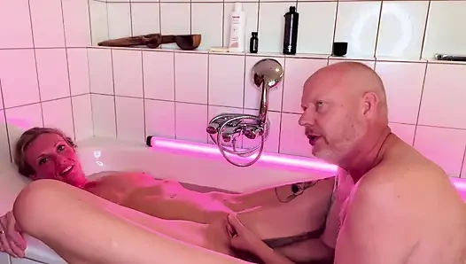 Trio-faustfick Mit Blonder MILF, Heißer Latina Und Altem Typen