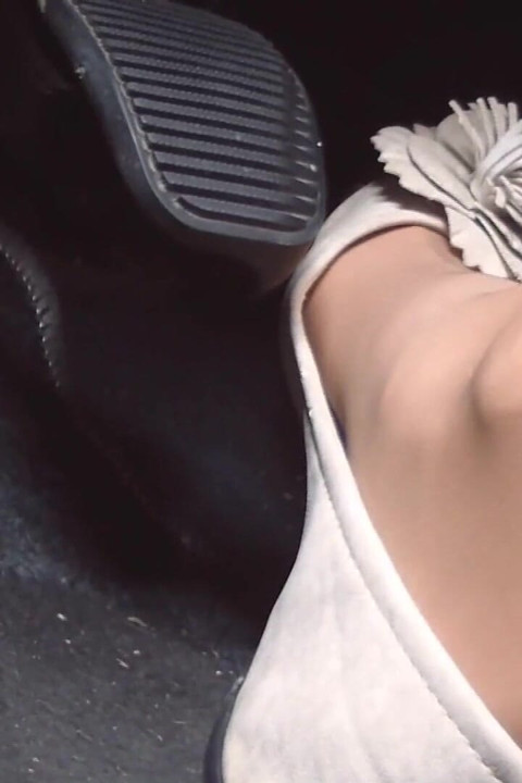 Suave revving y delicado bombeo de pedal en pisos beige en pies manguerados