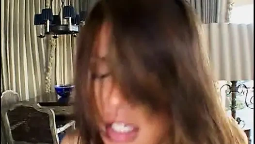 Sulu Asyalı piliç Charmane Star yakışıklı adamla randevusu var ve sert direğinin her anının amını sikiyor