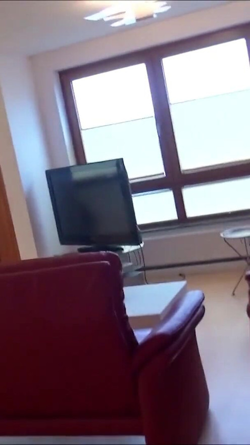 Mršava njemačka mama jebana od prijatelja svog posinka na stubama | Isječak 1