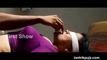 Caliente india milf con los ojos vendados con hielo en el ombligo