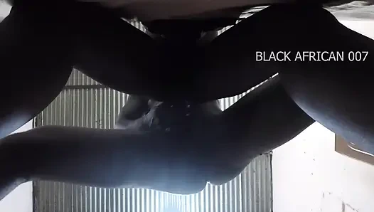 Черный африканец 007 приветствует первичный член ярости с лютым проникновением в задницу