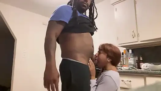 Açık tenli kız komşu adamla sikişiyor ama kız arkadaşı sikişirken aldattığını bilmiyor