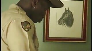 Hombre negro en uniforme de policía folla duro a un chico blanco con culo y boca apretados