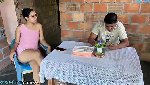 Yana kırmızı tanga yapıyorum ve çığlık atmasını sağlıyorum.