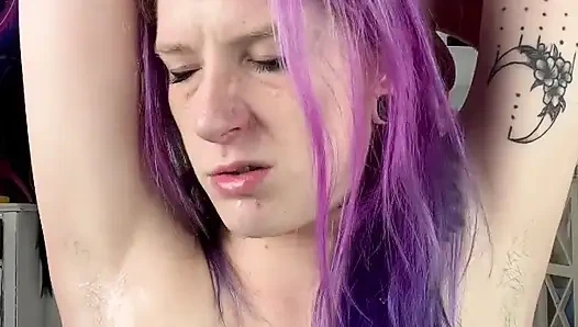 Permainan ludah ketiak berbulu