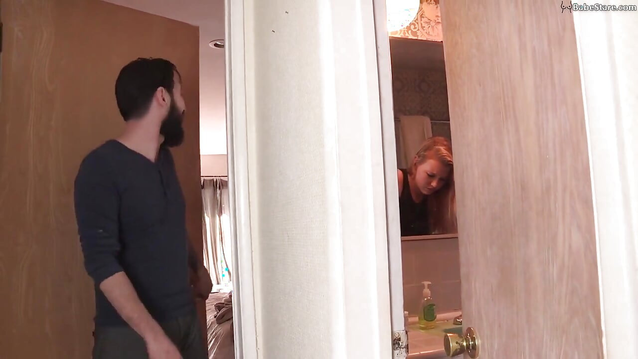 Garota loira recebe uma surpresa de seu homem no banheiro
