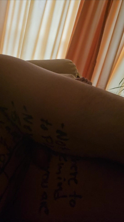 Haciendo mi Selve Twitsh follándome lentamente después de estar flogto por 3 horas, tratando de tomar y apriciar el consolador en mi culo!