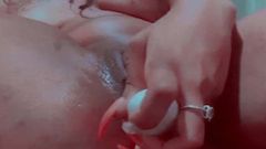 印度摄像头女孩在她热臭的肛门上使用振动器
