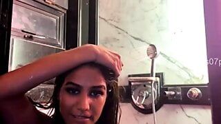 Poonam Pandey, live douchevideo