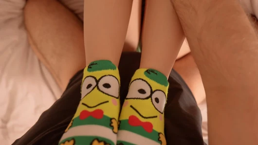 Üvey kızın sıkı amcığı pijama giyerken sikiliyor