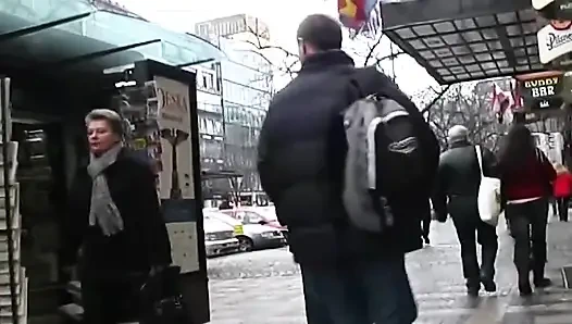 Sarışın orta yaşlı seksi kadın yoğun yatak odasında büyük zenci yarağını yutuyor