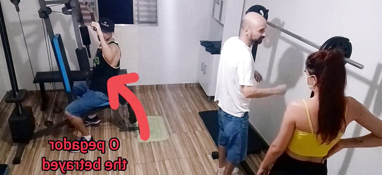 Manželka podvádí svého muže v posilovně za jeho zády!