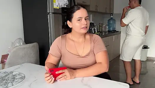 Сводная сестра хочет секса на кухне