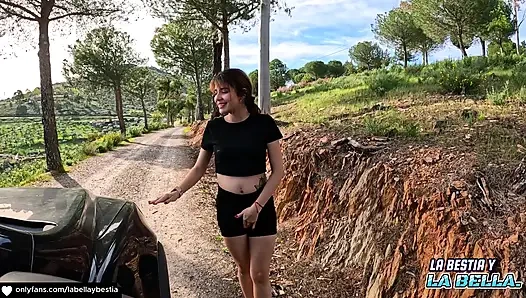 18 yaşındaki kadın; Vajinası titreşirken arabasını sürüyor ve herkesin içinde anal sikişiyoruz!!