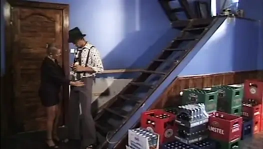 Memek berbulu cewek semok ini dientot habis-habisan sampai dicrot di mulut di belakang pub