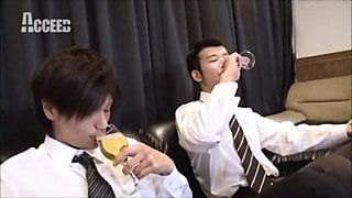 Garotos japoneses bebem mijo