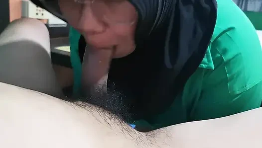 Saudari itu bangun dan bermain dengan kakaknya.