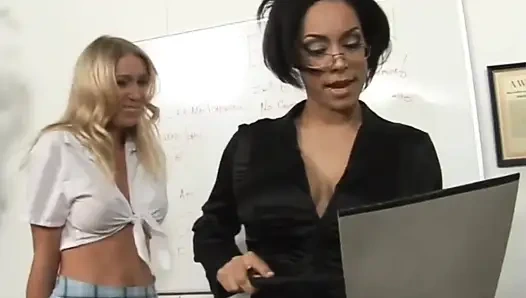 Лесбийское доминирование чернокожая учительница расстраивает сексуальную киску своей студентки страпоном