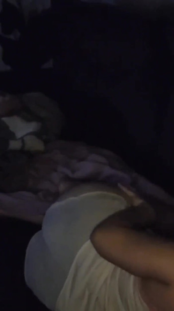 Epico momento da "maliziosa milf condivide il divano con giovani! il giovane è venuto a passare il fine settimana a casa sua, e lei "