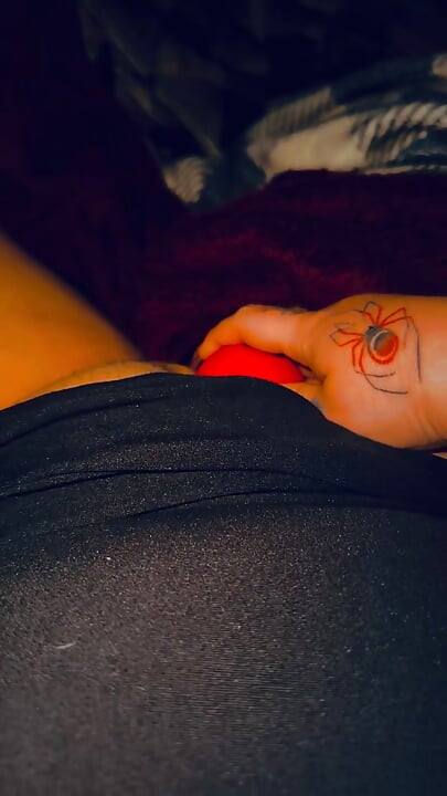 Mujer masturbándose con un juguete sexual