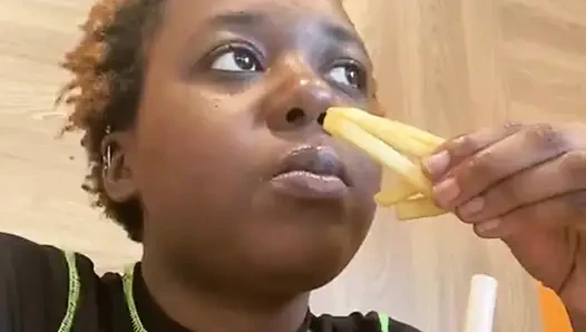 Öffentlicher McDonalds Mukbang