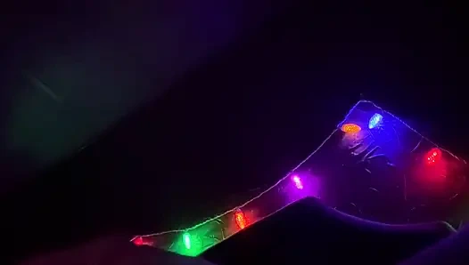 Alternative-mädchen befriedigt sich mit rosa spielzeug