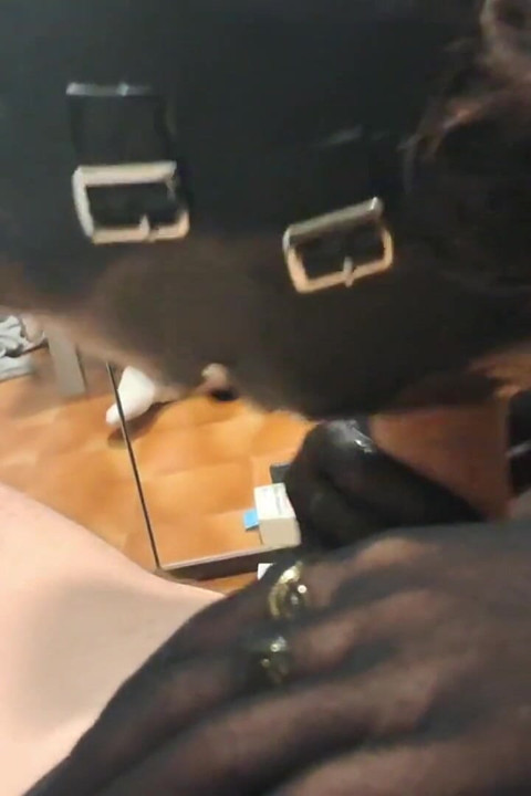 MILF neemt een lul achterstevoren in haar mond, perspectiefperspectief