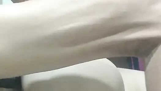 Suara muncul saat muncrat ke memeknya