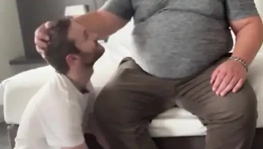 자지를 빠는 18세 소녀