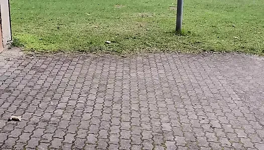 Бью грудь на спортивной площадке