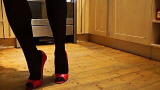 Mutfakta kırmızı yüksek topuklu stiletto ile yemek hazırlığı