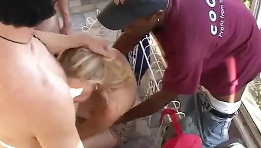 Cowok ini meremas toket cewek rambut pirang ini sambil berlutut