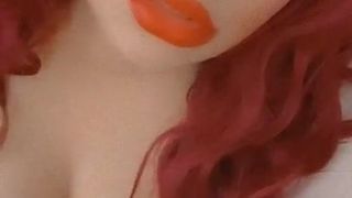 Sexy Giselle mit roten Haaren