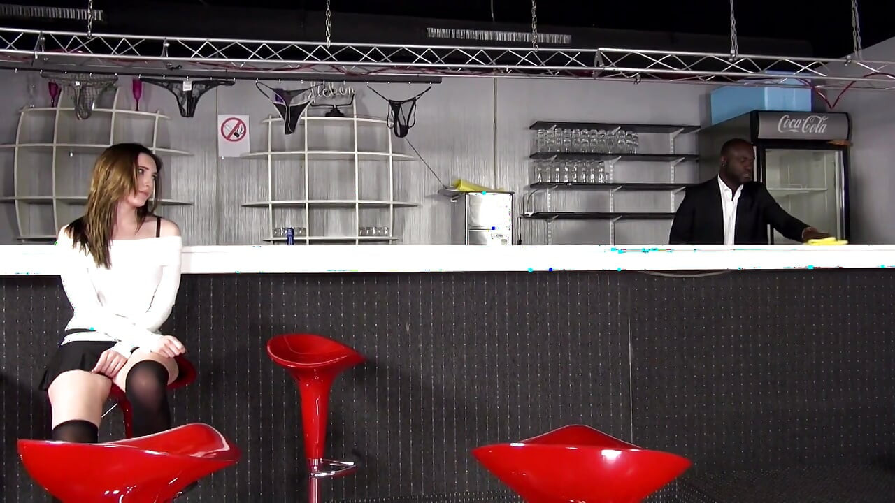 Fată obraznică satisfăcută cu o pulă mare și neagră în pizda ei umedă