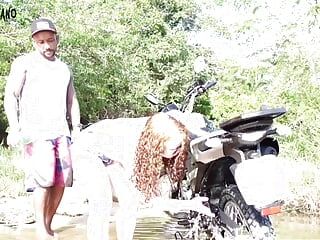 Menina loira recebe seu cu fodido duas vezes por um cara que a ajudou a lavar sua motocicleta em The Creek