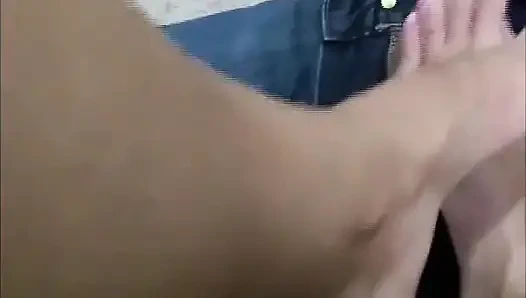 Footjob-session zu hause, Während der Fuß auf dem Boden liegt.