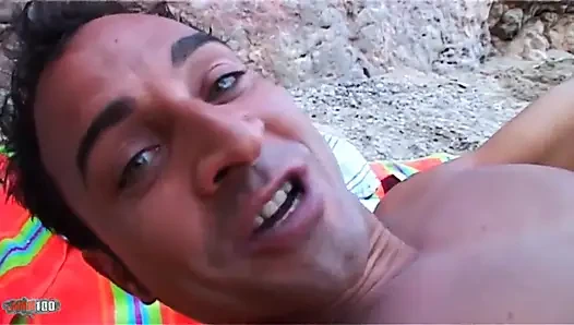 Французская блондинка Vayana и Jorge - хардкор на пляже, анал и камшот