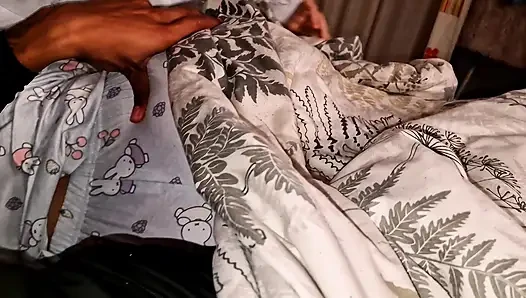 Adik tiri latinaku berbaring di ranjangku dan aku nggak bisa menahan kontolku untuk ngusap pantat bahenolnya