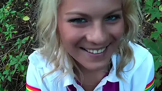 Schöne blondine macht blowjob im freien