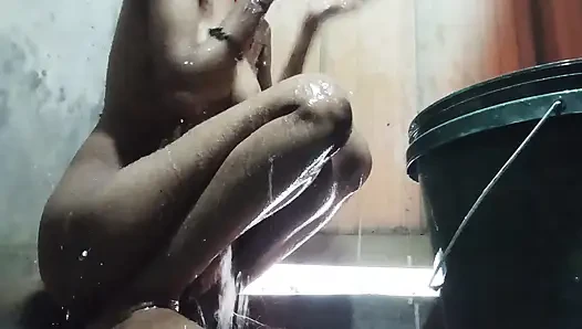 Desi bhabhi nackt badet für ihren liebhaber, zeigt haarige schwarze muschi und dünnen arsch.